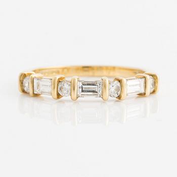 Ring in 18K gold with round brilliant and baguette-cut diamonds.