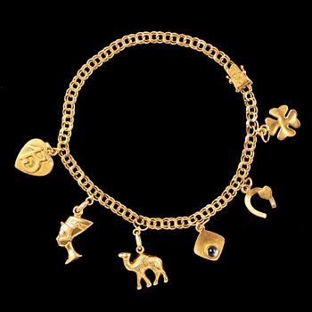 ARMBAND, 18k guld med berlocker, 1931. Vikt 10 g.