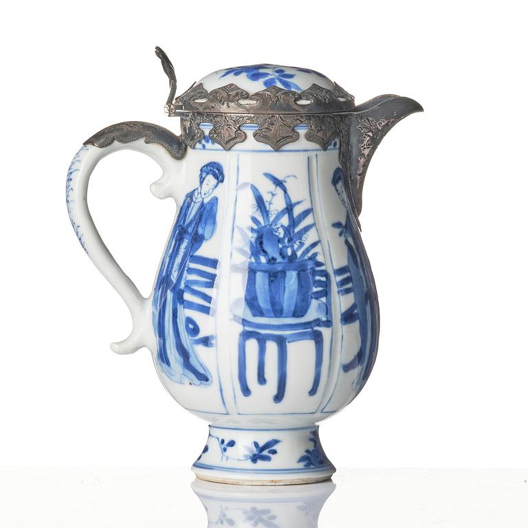 Two blue and white 'lange lisen' vases and a ewer, Qing dynasty, Kangxi (1662-1722).