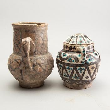Kruka samt kruka med lock, keramik. Persiska, Historiserande, troligen 1800-tal.