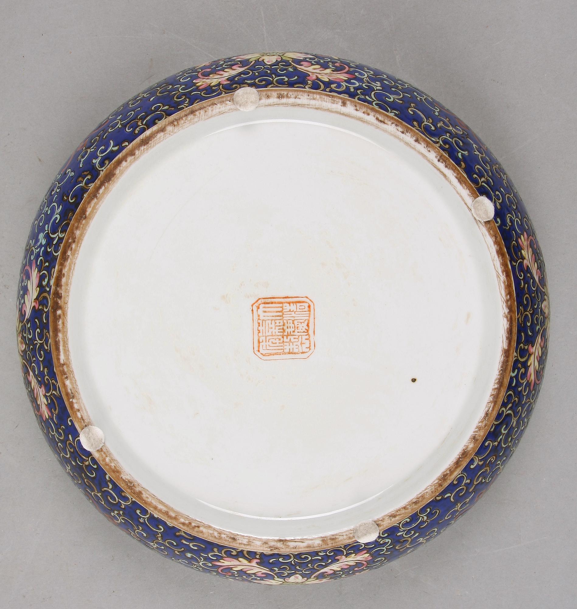 BONBONJÄR. Porslin, Kina 1900-tal.