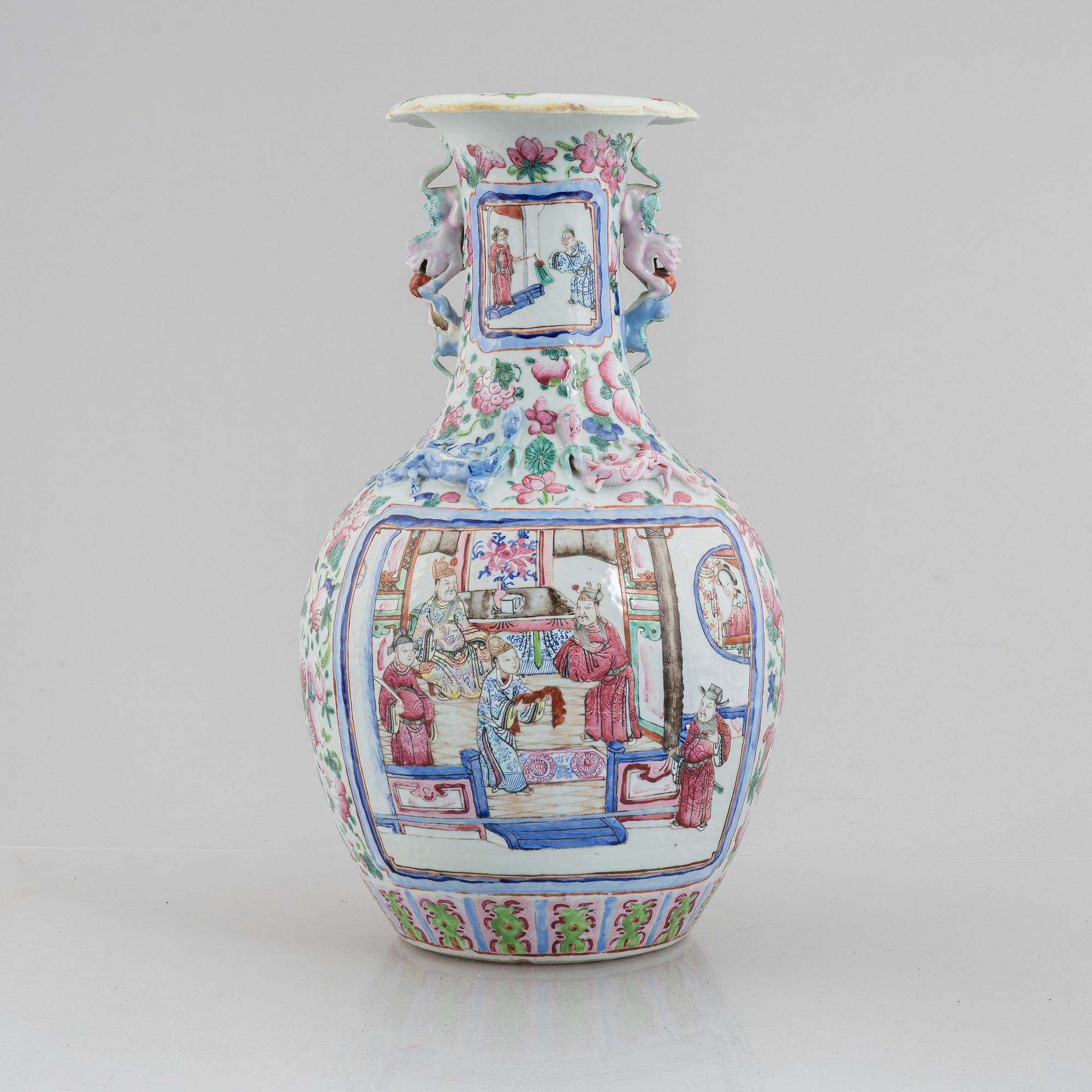 A porcelain vase, China, Qingdynasty, 19th century.