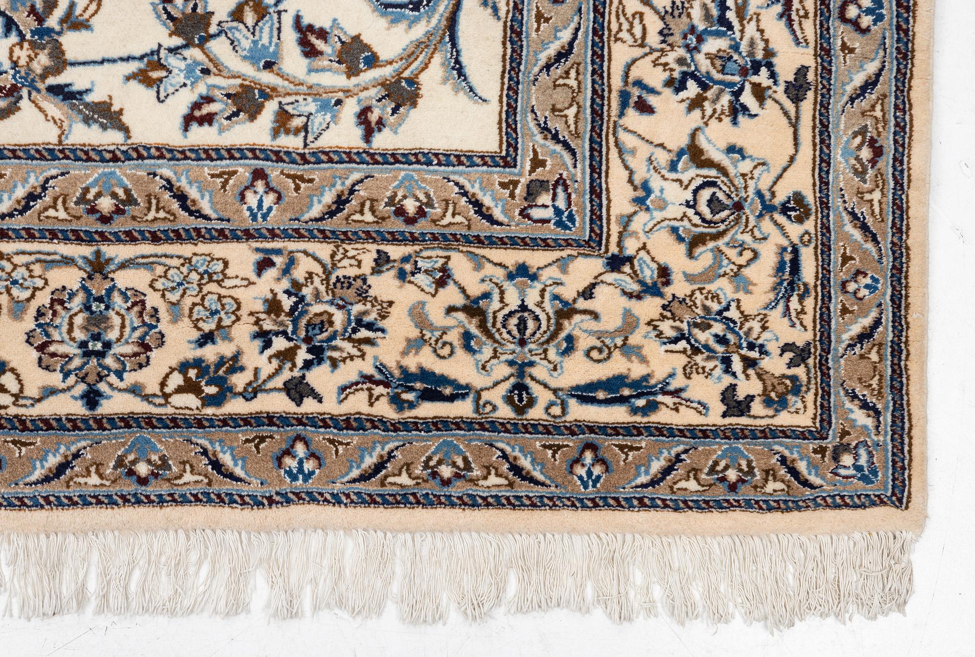 An Oriental carpet, approx. 354 x 243 cm.