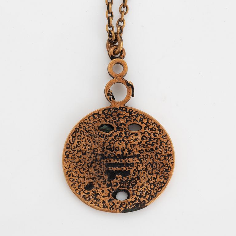 A Jorma Laine pendant with chain in bronze.
