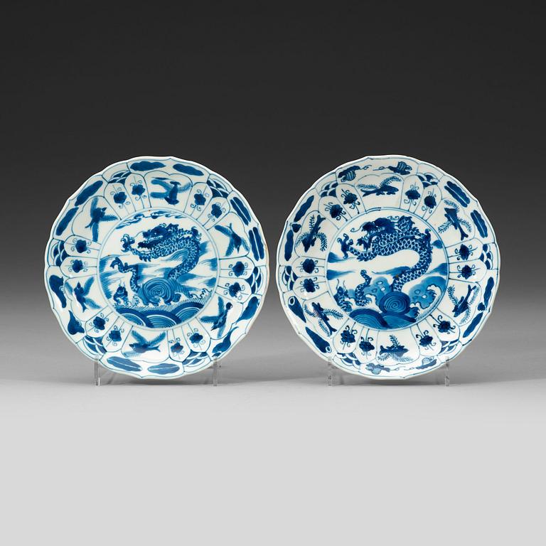 A pair of blue and white dragon dishes, Qing dynasty Kangxi (1662-1722). With Chenghuas six characters mark.
