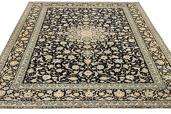 A Kashan carpet, a. 381 x 292 cm.