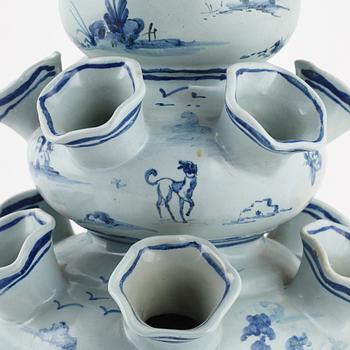 A blue and white Italian tulip vase, 20th century.
