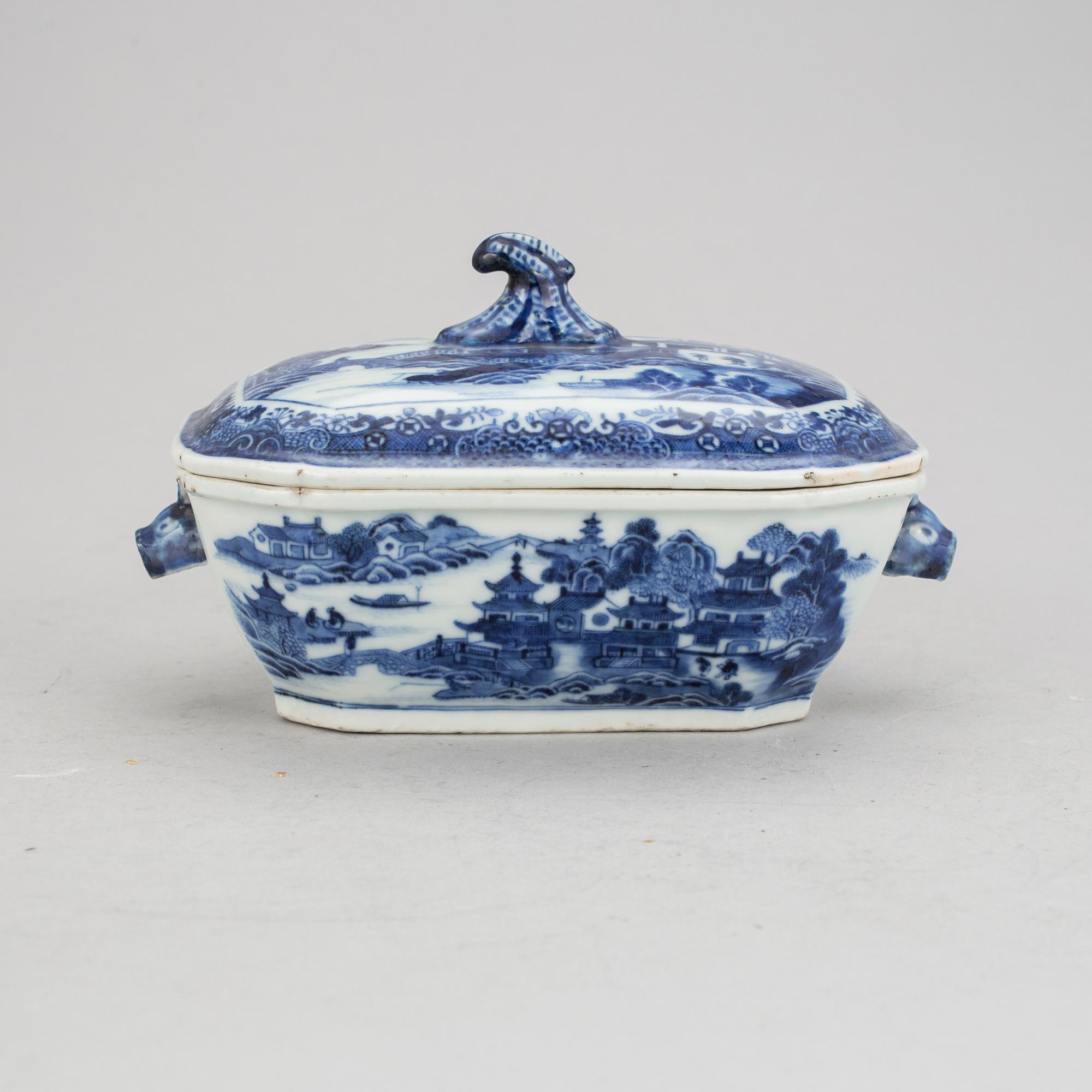 SMÖRTERRIN, porslin, Qingdynastin, Qianlong (1736-95).