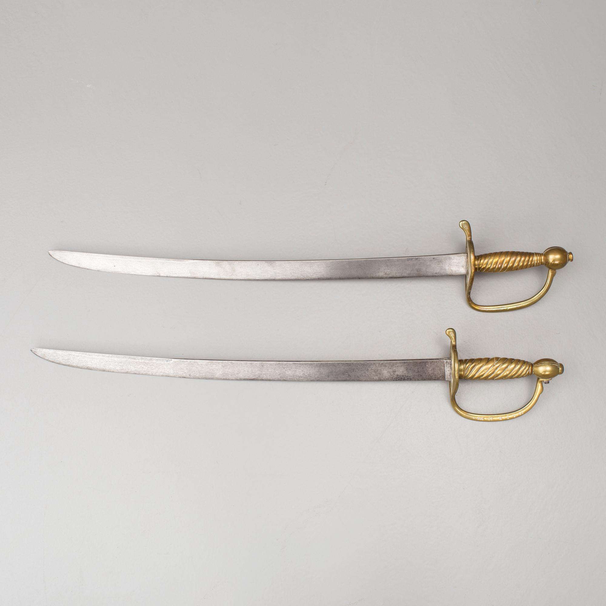 HUGGARE, 2 st snarlika, 1700/1800-tal.