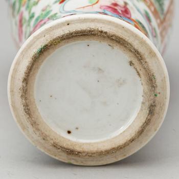 VASER, 2 st samt TEKANNA, porslin, Kina, Kanton, 1900-tal.