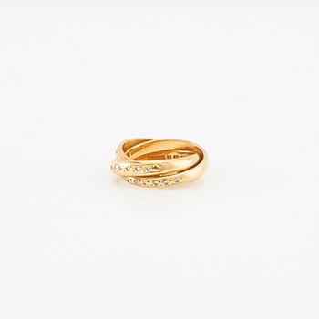 Ring in 18K gold set with round brilliant-cut diamonds.