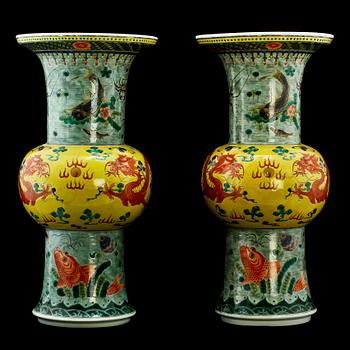 VASER, ett par, porslin, Kina, 1900-tal.