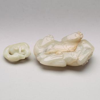 FIGURINER, två stycken, nefrit. Troligen sen Qing dynasti (1644-1912).