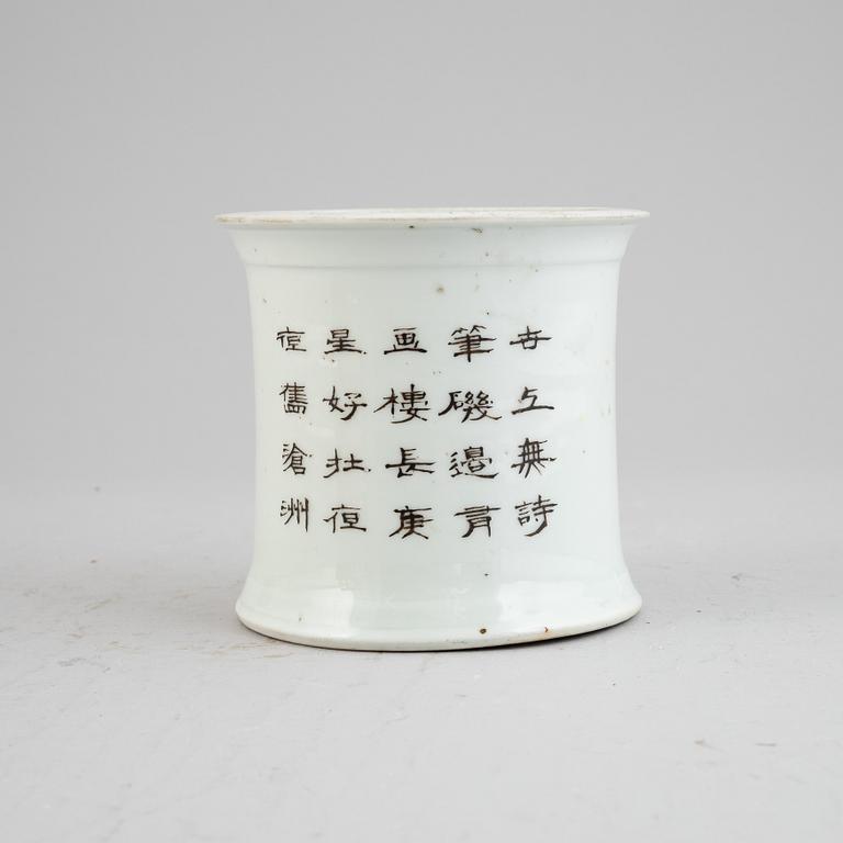 A Chinese porcelain brush pot, 20th century.