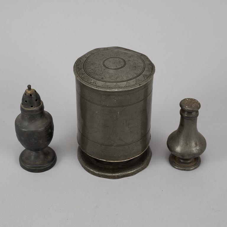 A pewter tobacco box and two shakers, 18th/19th century.