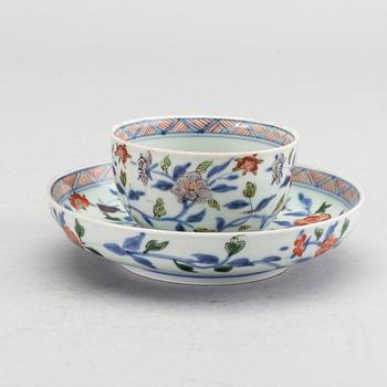 A Japanese cup with saucer, Edo period (1603-1868).