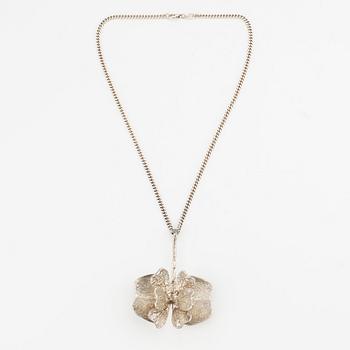 A Theresia Hvorslev pendant in sterling silver with a silver chain.