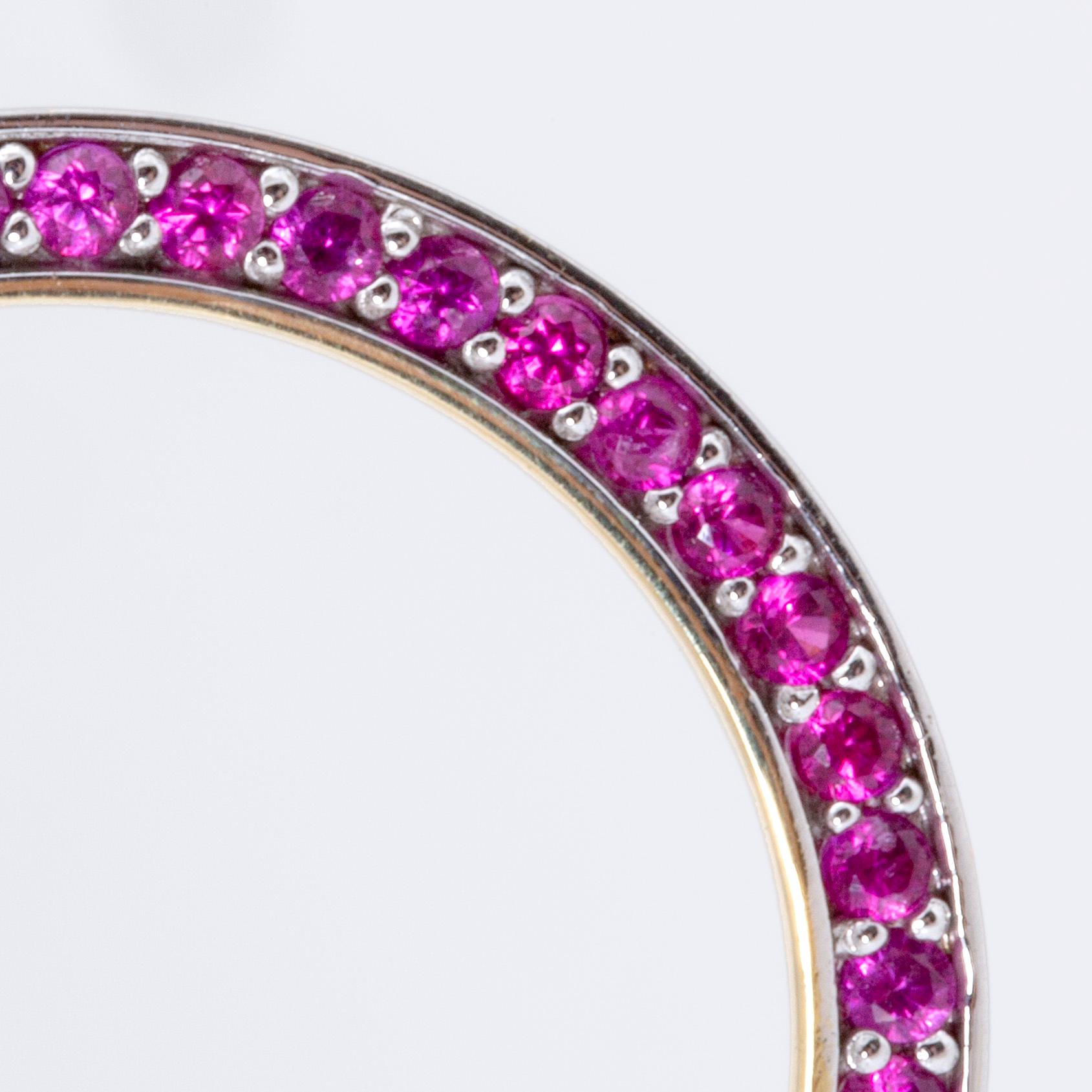 Brooch 14K whitegold with rubies, height approx 5,5 cm.