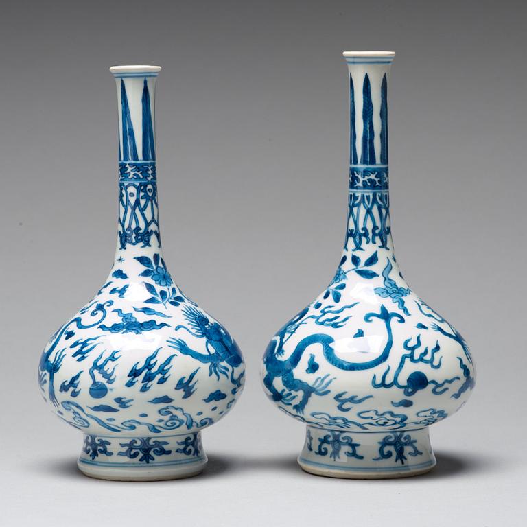 A pair of blue and white vases, Qing dynasty, Kangxi (1662-1722).