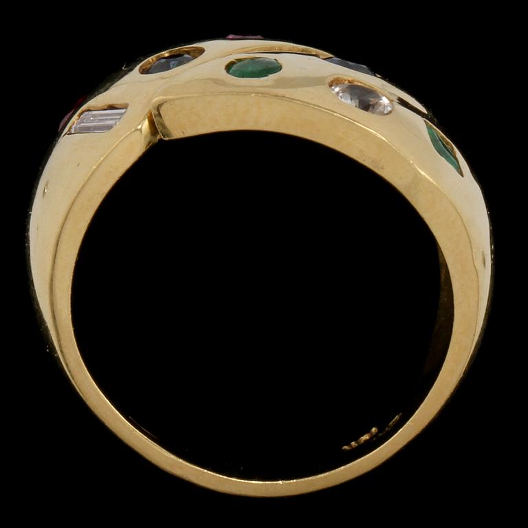 RING, 18k guld med fasettslipade rubiner, blå safirer och smaragder samt baguett och briljantslipade diamanter. Vikt 8 g.