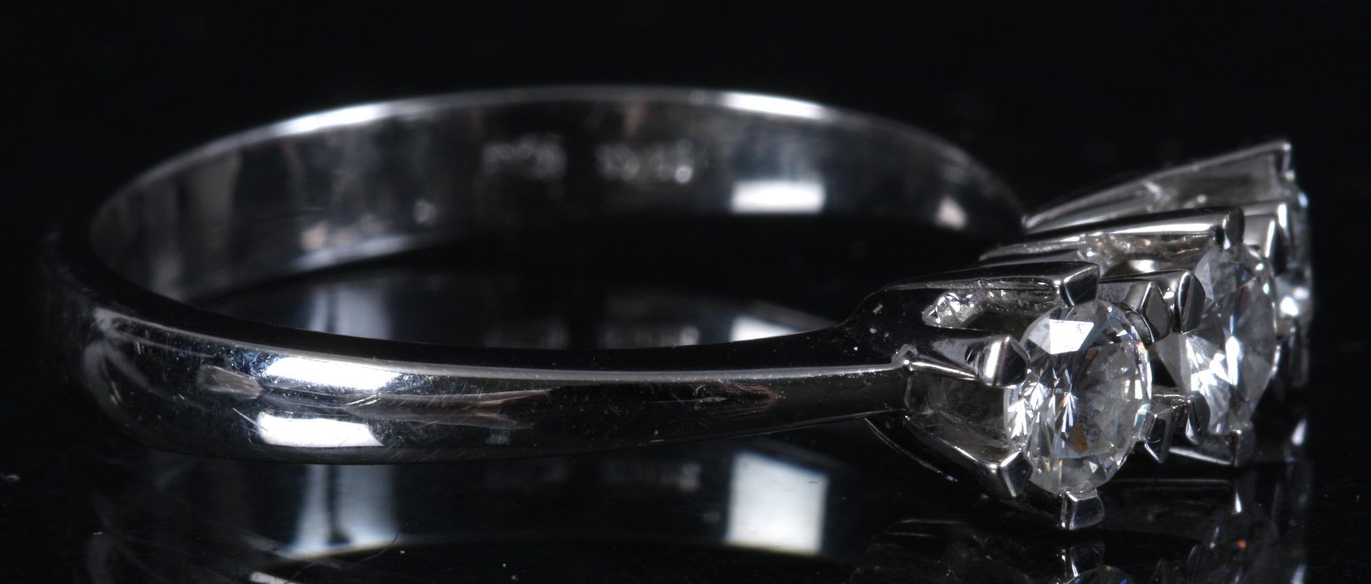 RING, 18 k vitguld med briljantslipade diamanter, 0,60 ct.