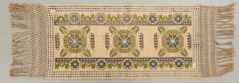 DRAPERI/DUK, linnebroderi, Agda Österberg, Tre Bäckar, Varnhem, omkring 1900-talets mitt. 148 x 62 cm exkl. fransar.