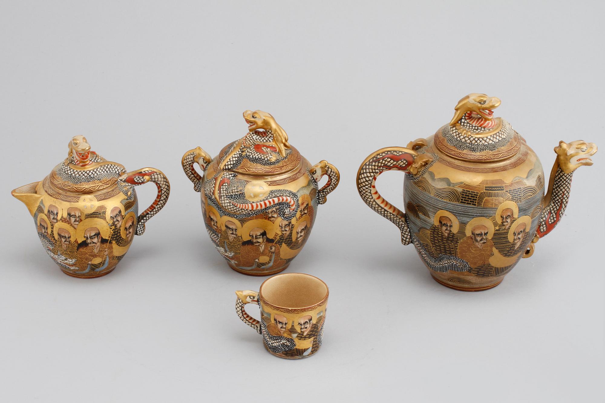 A japanese tea set from turn of the century 1900.