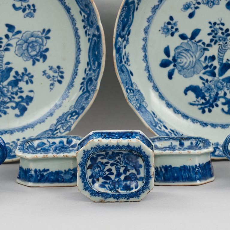 Servis, 62 delar, kompaniporslin. Qingdynastin, Qianlong (1736-95).