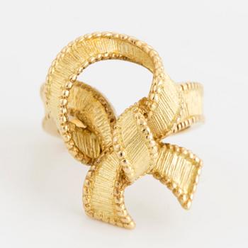 An 18K gold bow ring with French hallmarks.