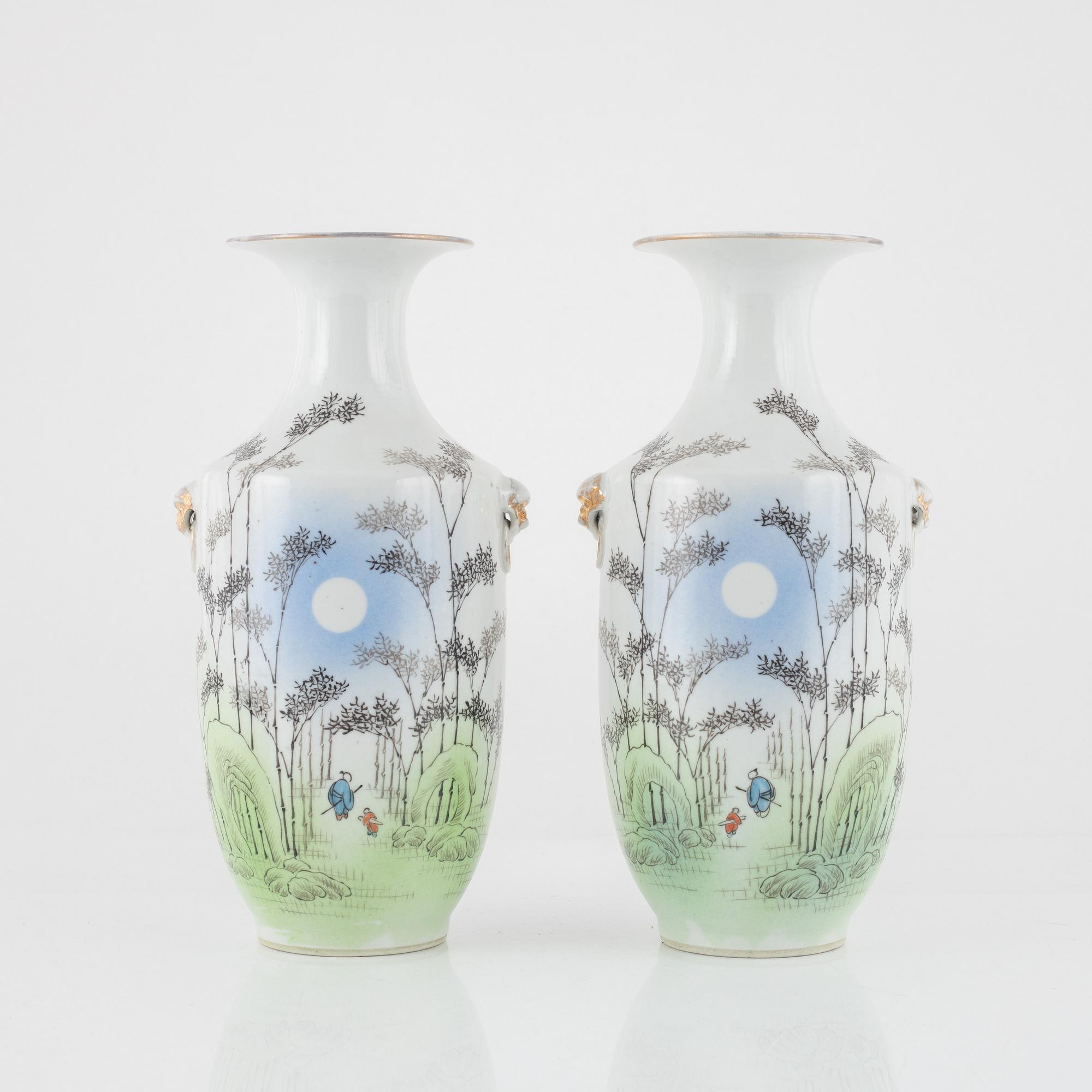 Vaser, ett par, porslin, Kina, 1900-tal samt tallrik, porslin, Kina, Qianlong (1736-95).