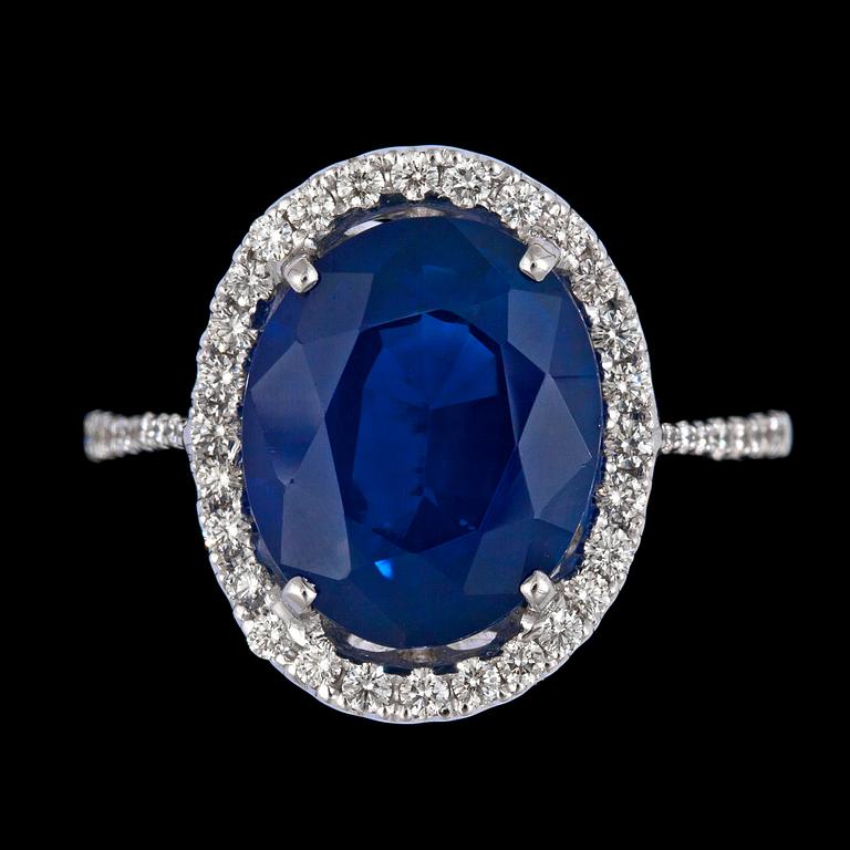RING, blå fasettslipad safir, 7,43 ct och briljantslipade diamanter, tot. ca  0.45 ct.