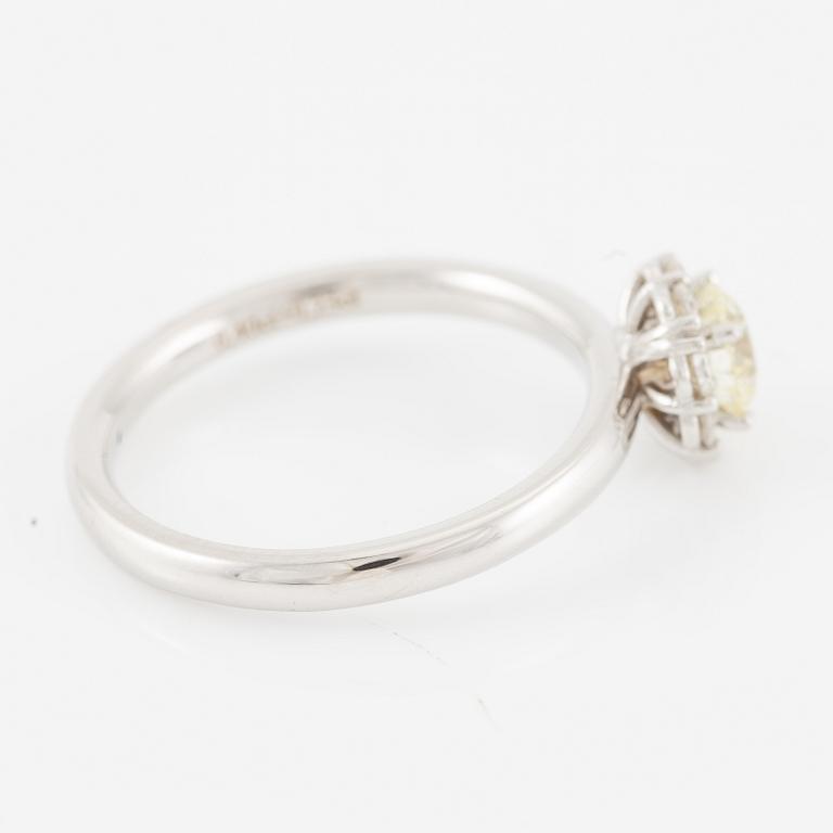 Ring 18K vitguld med briljantslipade diamanter.