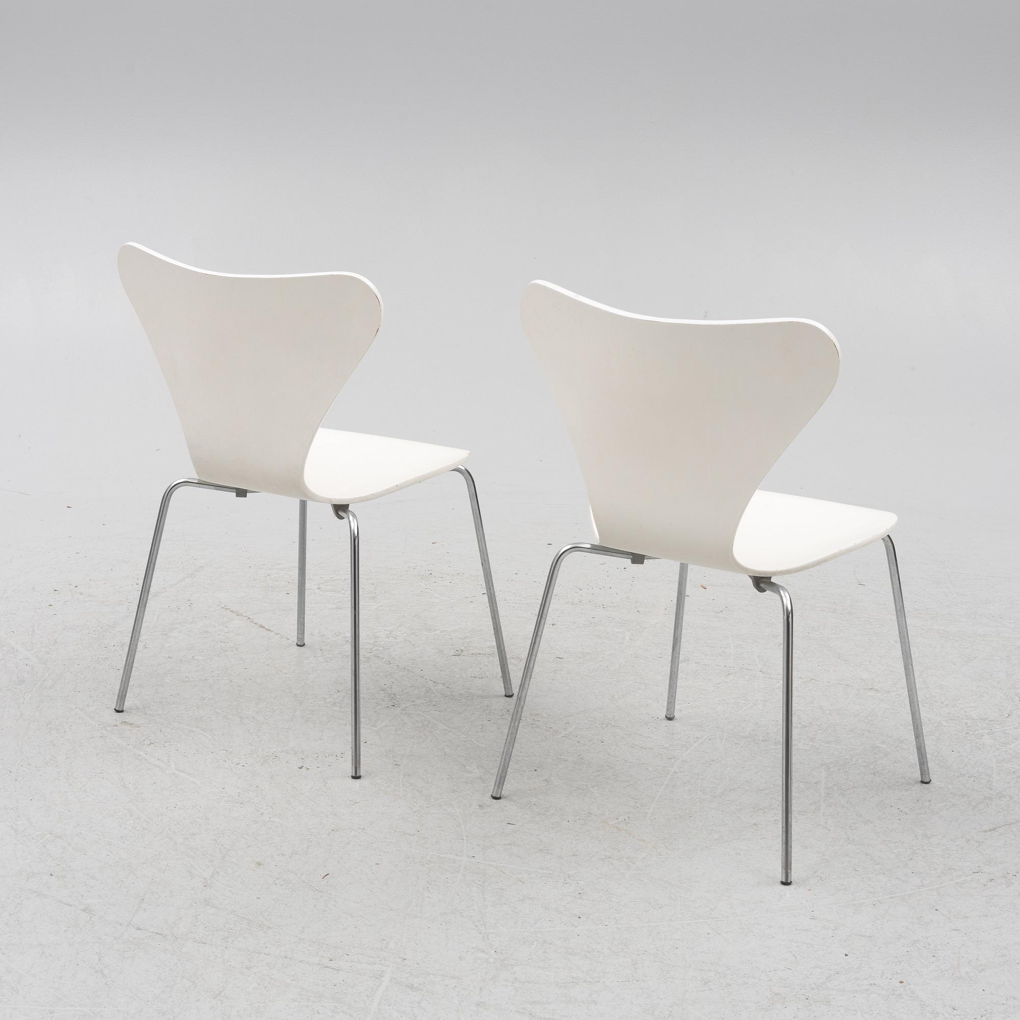 Arne Jacobsen, a pair of model 'Seven' chairs, Fritz Hansen, Denmark 1976.