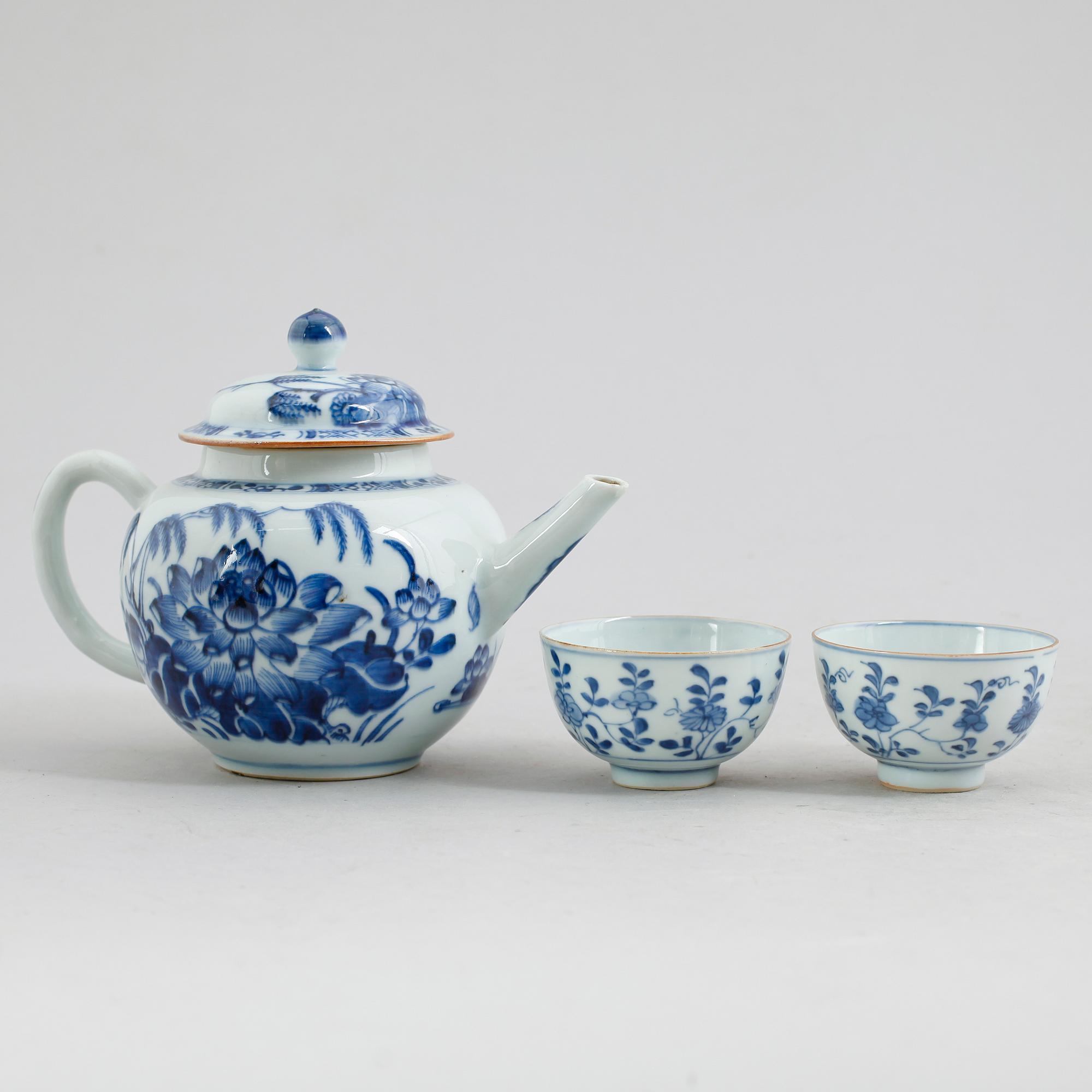 TEKANNA samt 2 TESKÅLAR, porslin, Kina, Qianlong 1736-1795.