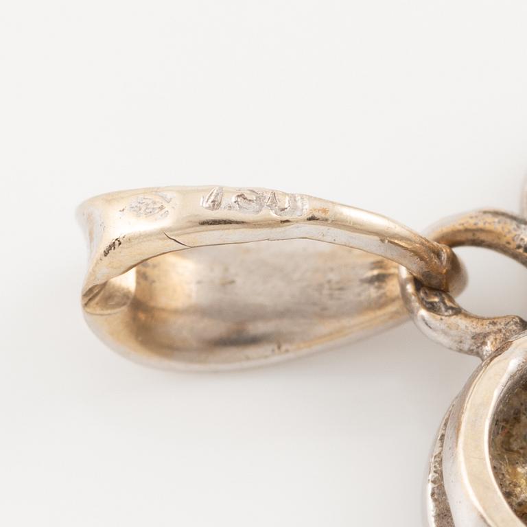 Pendant, in the shape of a heart, 18K white gold with octagonal-cut diamonds.