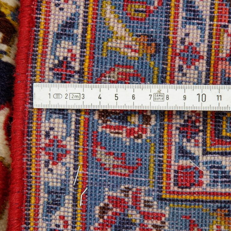 A carpet, Kashan, ca 318 x 206 cm.
