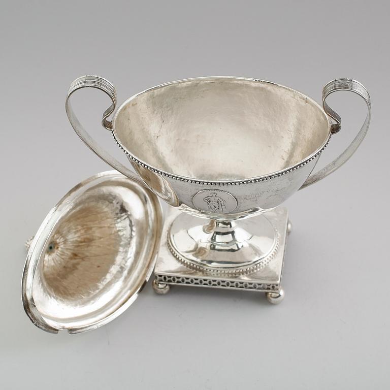 STRÖSOCKERSKÅL MED LOCK, silver, Johan Wilhelm Zimmermann, Stockholm 1795. Vikt ca 560 gram.