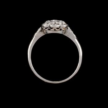 RING, platina med 17 äldre briljantslipade diamanter, Stockholm, 1900-talets första hälft. Vikt 3 g.