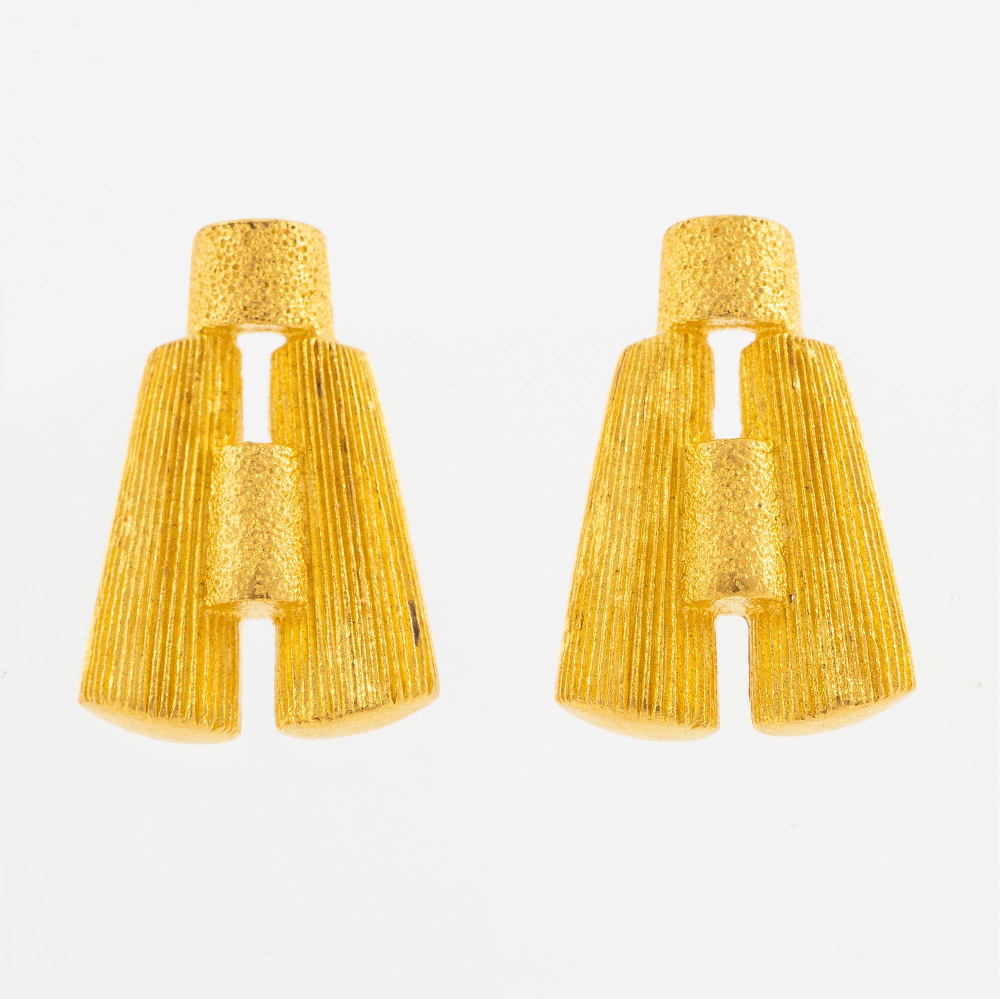 Garnityr av guldsmycken, en collier (14K), ett armband (18K), ett par örhängen (14K) och en ring (14K).