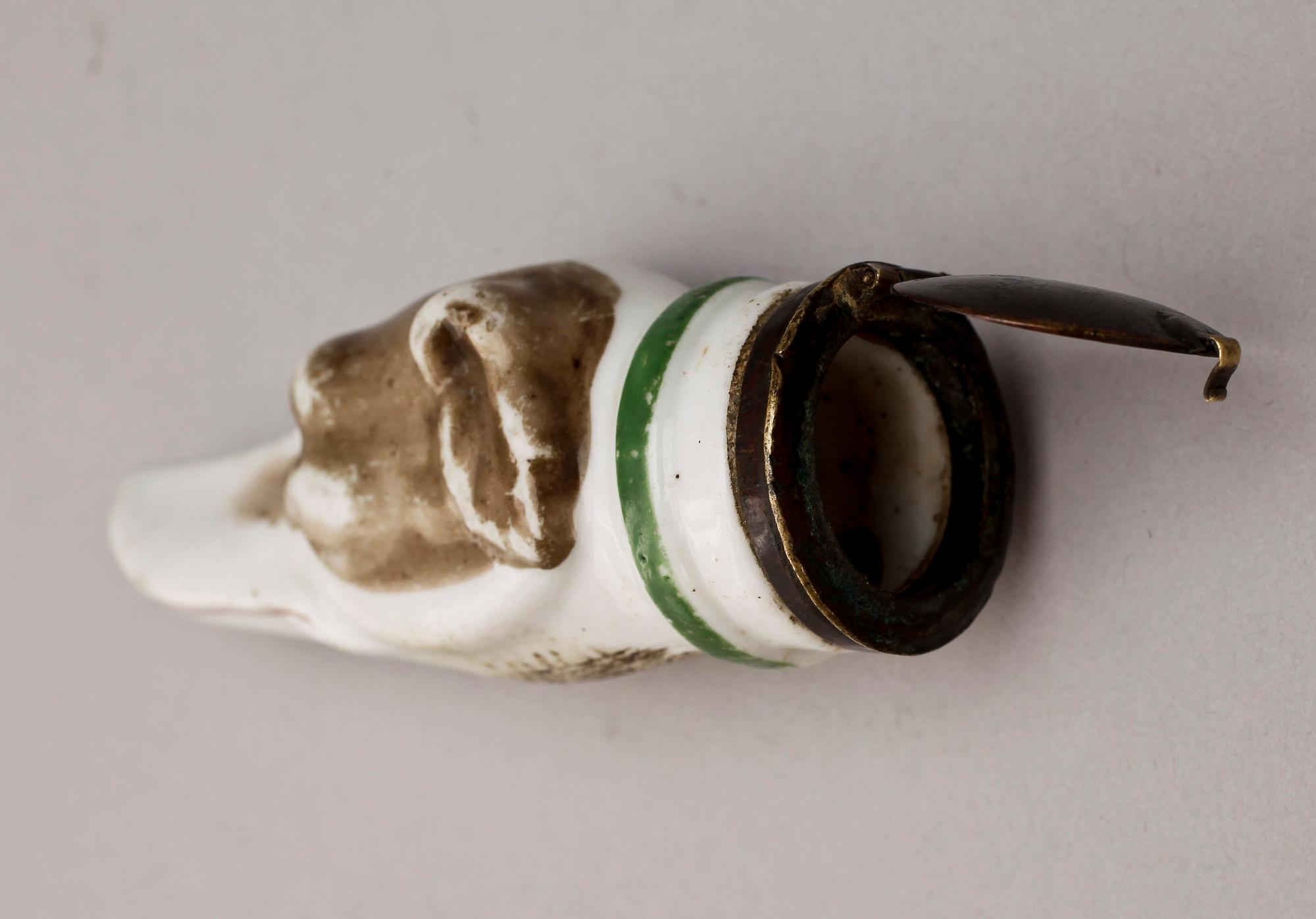 SNUSDOSA, porslin, trol England, 1800-tal.