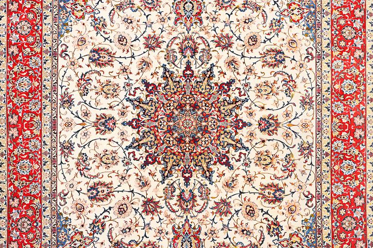 An Esfahan carpet, part silk, ca. 372 x 255 cm.