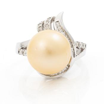 Ring, cocktailring, 18K vitguld med odlad pärla och baguette- och briljantslipade diamanter.