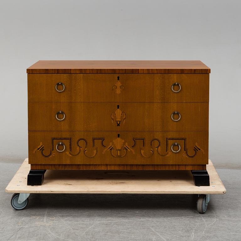 A 1930's chest of drawers.