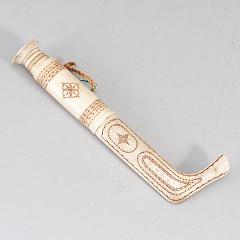 SVEN-ERIK LAMPINEN, a Sami reindeer horn knife, Kiruna, signed.