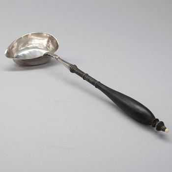 FÖRLÄGGARE, silver, träskaft, benknopp. Gustaf Wallin, Jakobstad 1842.