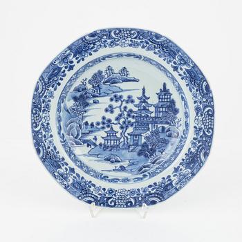Servisdelar, porslin, 43 st, Kina, Qingdynastin, mestadels Qianlong (1735-95).