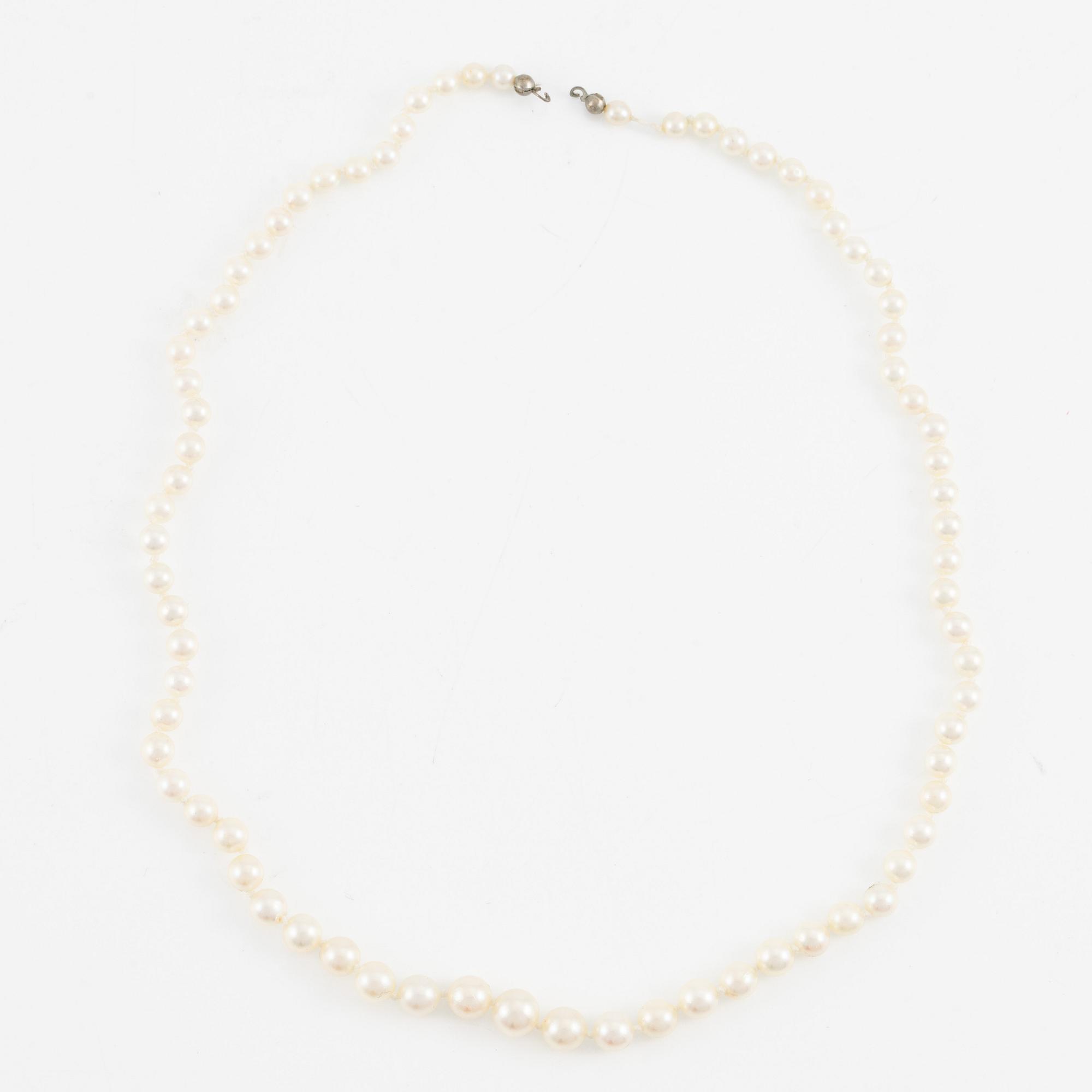 Pärlcollier, tre stycken, odlade pärlor, lås silver, varav ett saknar lås.