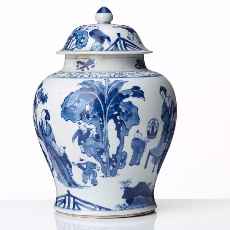 A blue and white 'ladies' jar with cover, Qing dynasty, Kangxi (1662-1722).