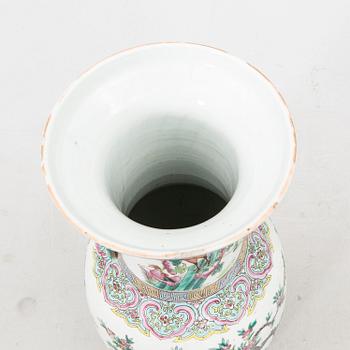 Golvvas, porslin, Kina, omkring 1900.