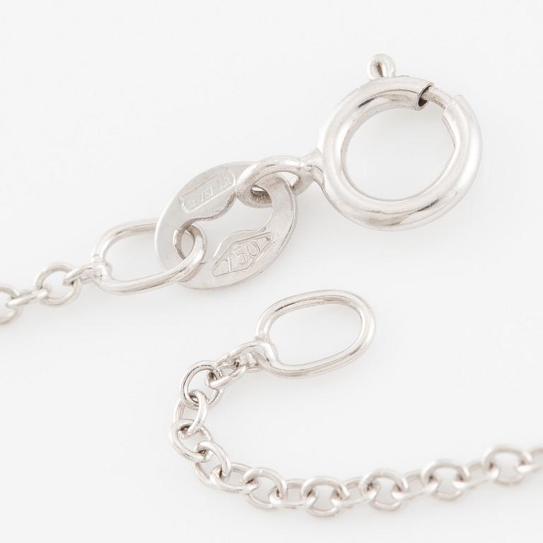 Collier 18K vitguld med briljantslipad diamant.